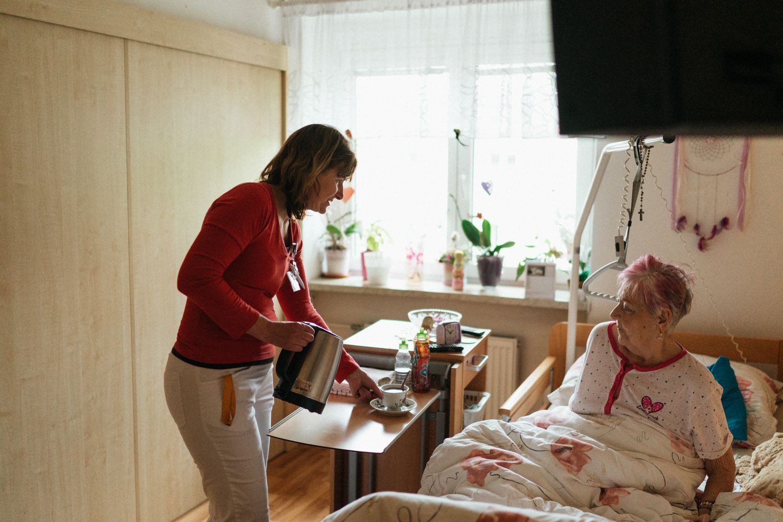 130125 In-home caregiver supporting a senior in Summerlin